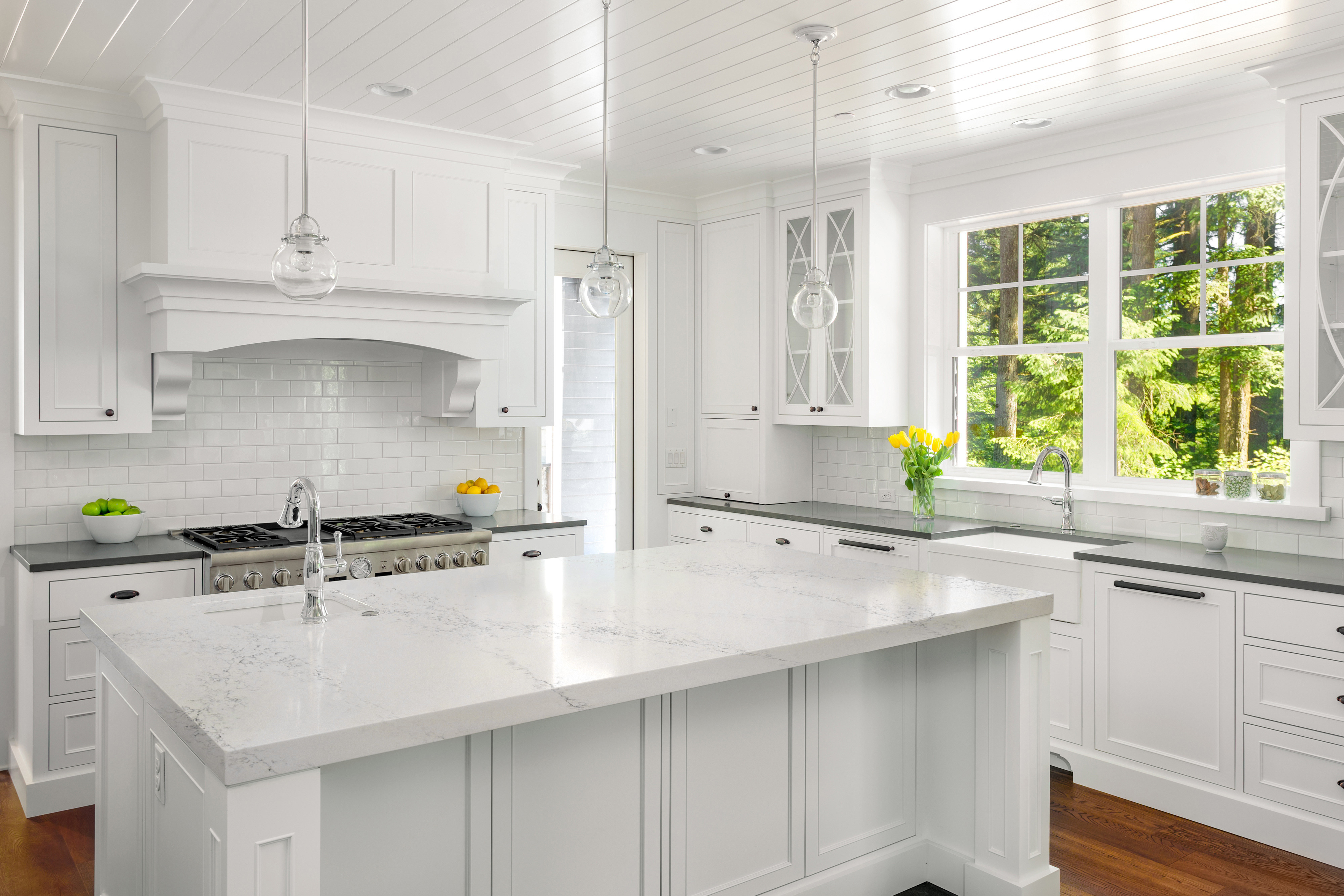 سنگ سفید کوارتز Calacatta با رنگ سفید و شیشه های Nsf برای بالای آشپزخانه